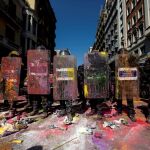 Agentes de los Mossos d'Esquadra cubierto con pintura de colores que han lanzado los manifestantes independentistas. EFE/ Enric Fontcuberta