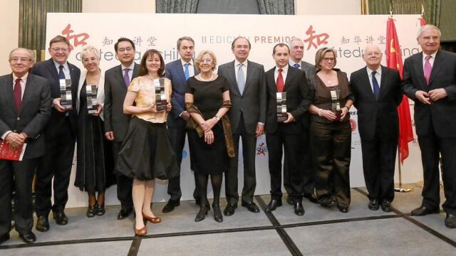 Puig recogió un galardón otorgado por los Premios Cátedra China 2016 por impulsar la Nueva Ruta de la Seda