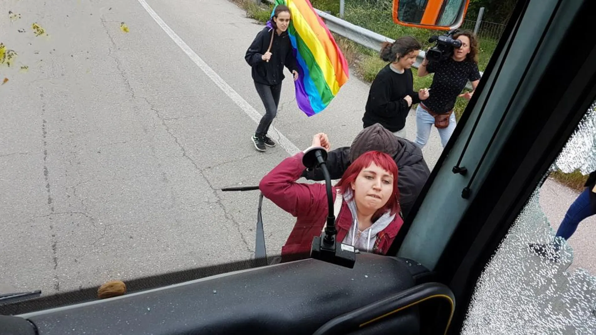 Una joven golpea el bus de Hazte Oír, en Asturias