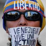 Un opositor se manifiesta en la calle contra el Gobierno de Nicolás Maduro, hoy en Caracas.