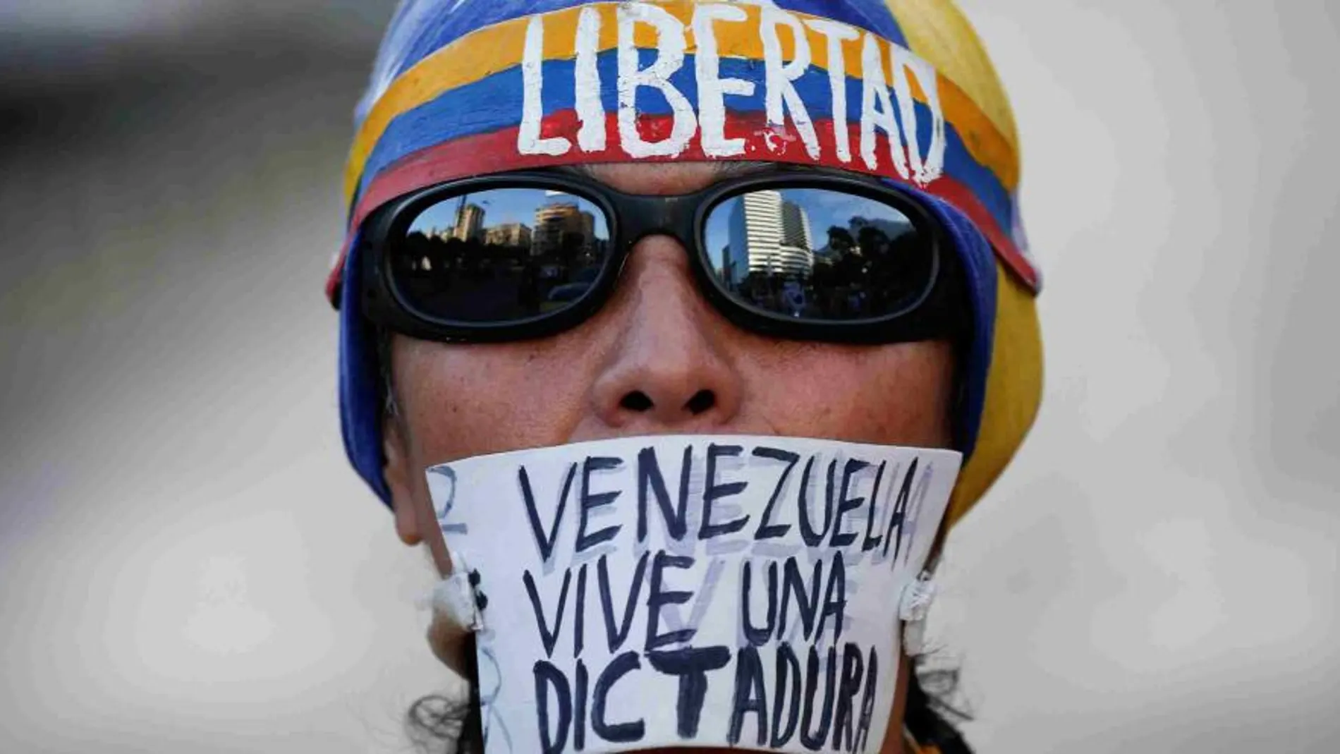 Un opositor se manifiesta en la calle contra el Gobierno de Nicolás Maduro, hoy en Caracas.