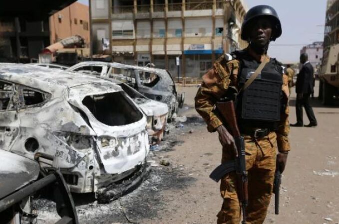 Un soldado en Burkina Faso tras un atentado yihadista en el hotel Splendid de Ouagadougou donde murieron seis canadienses / Ap