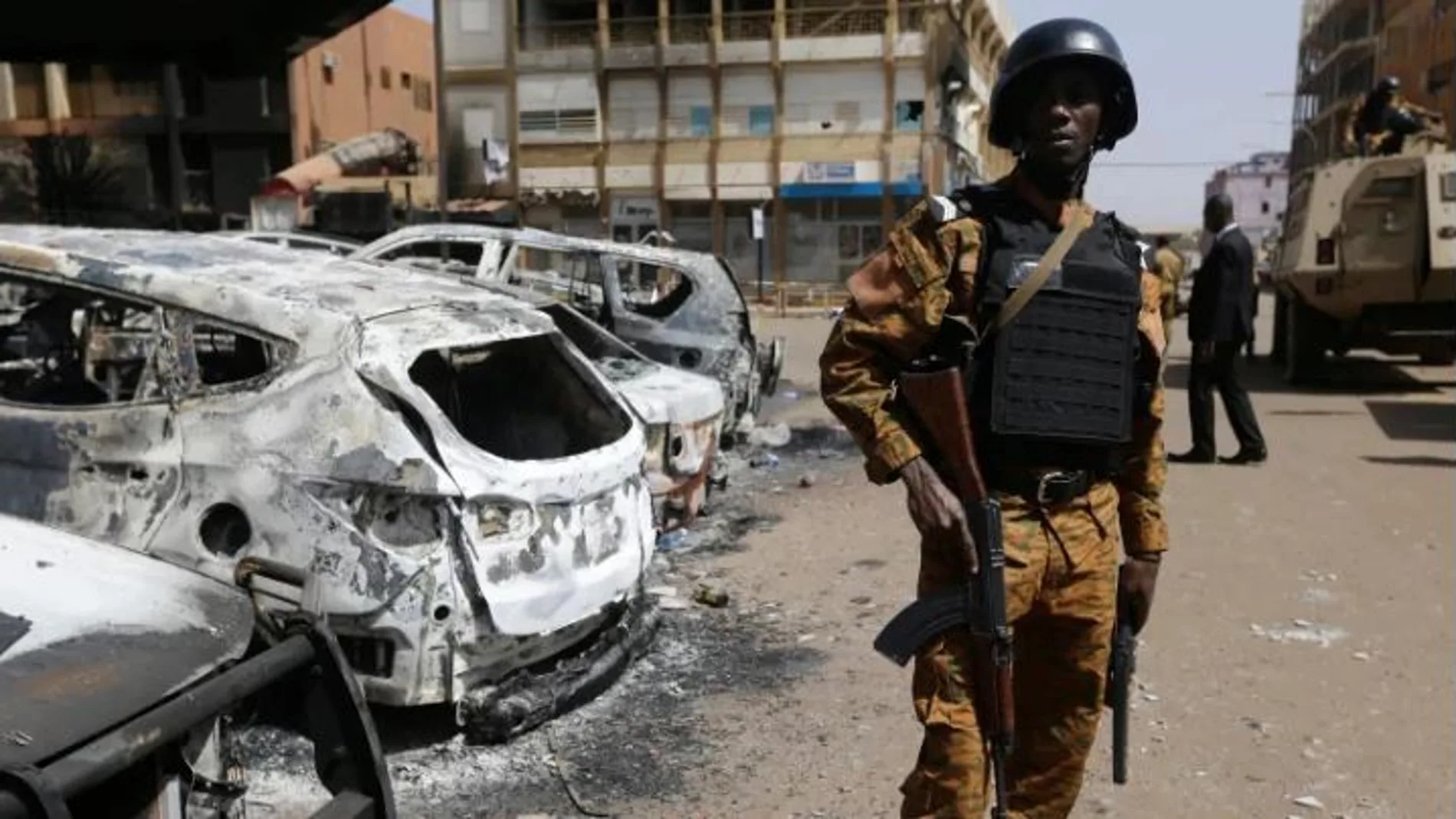 Un soldado en Burkina Faso tras un atentado yihadista en el hotel Splendid de Ouagadougou donde murieron seis canadienses / Ap