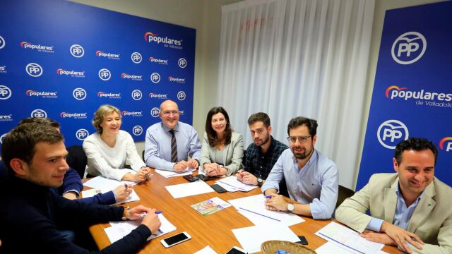 García Tejerina y Carnero presiden la reunión celebrada en la sede del PP en Valladolid