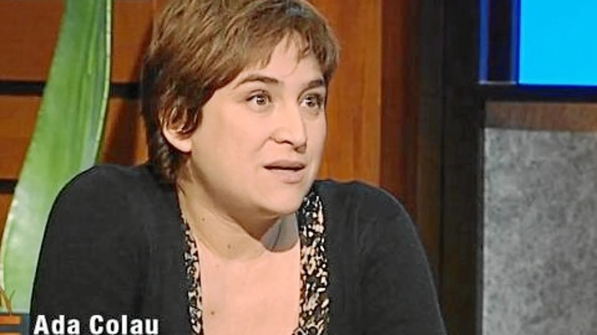 La entonces activista Ada Colau presentada como «jurista» en el programa «Singulars» de la televisión pública catalana en 2011