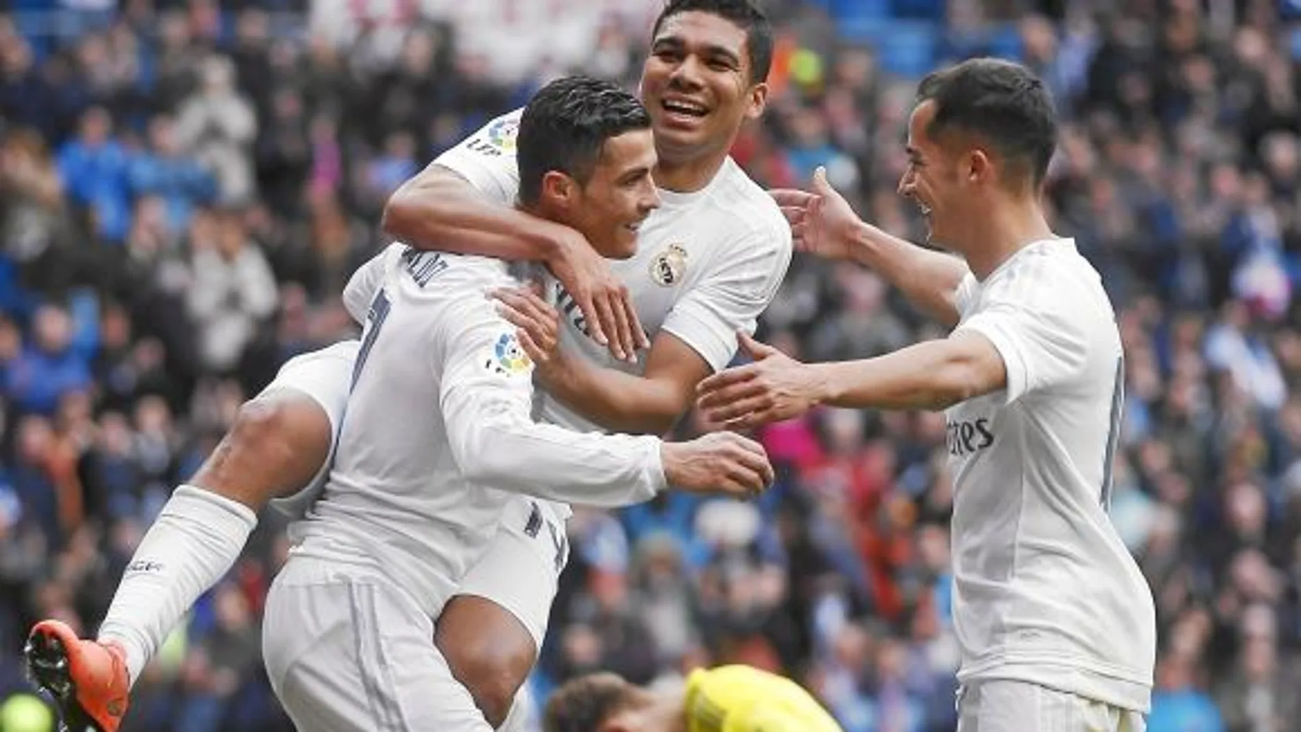 Cristiano recibe la felicitación de Lucas y Casemiro tras un gol