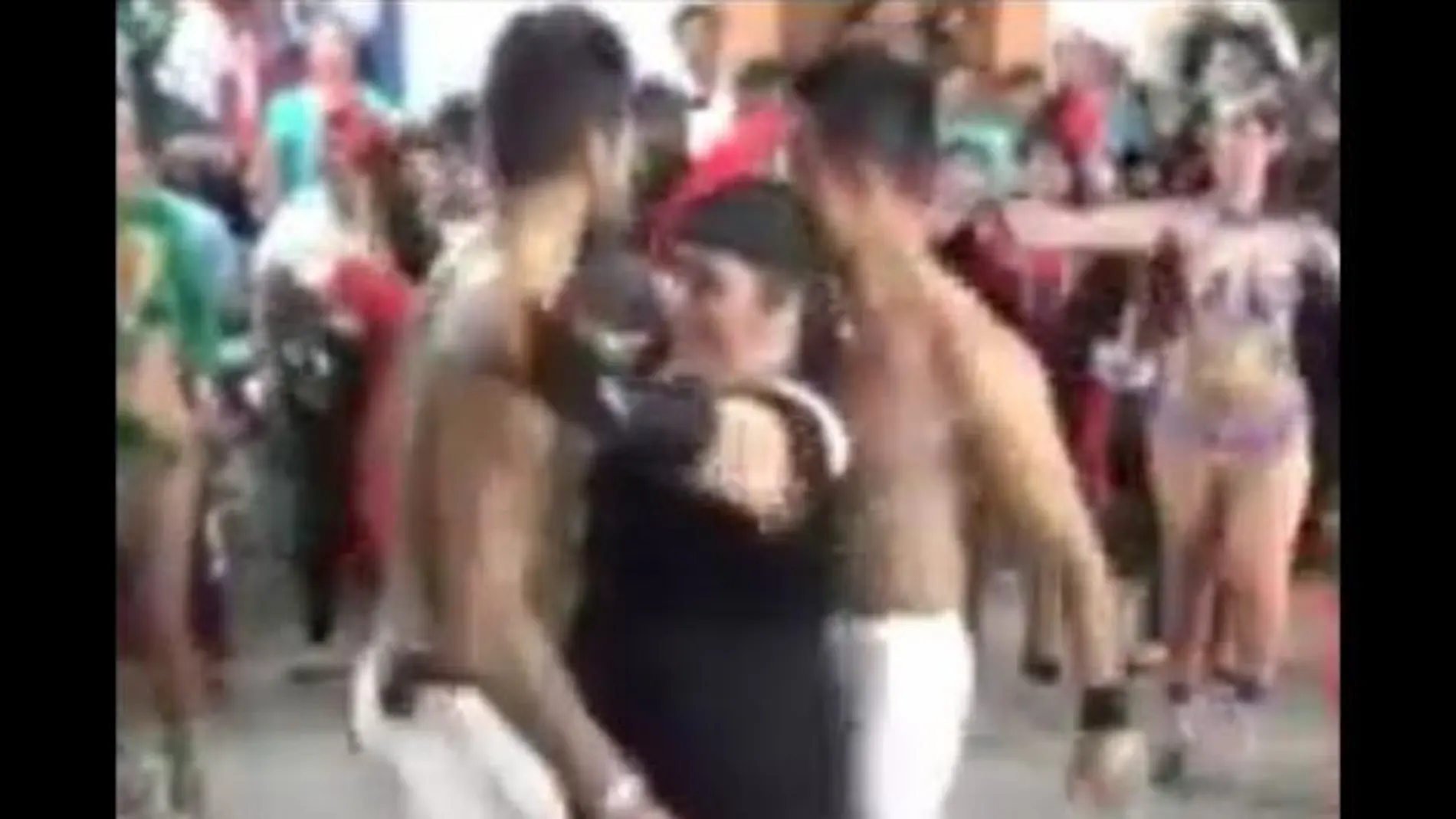 Momento del vídeo en el que la alcaldesa disfruta del baile entre dos hombres