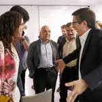  López se acerca a Díaz tras el ninguneo de Sánchez