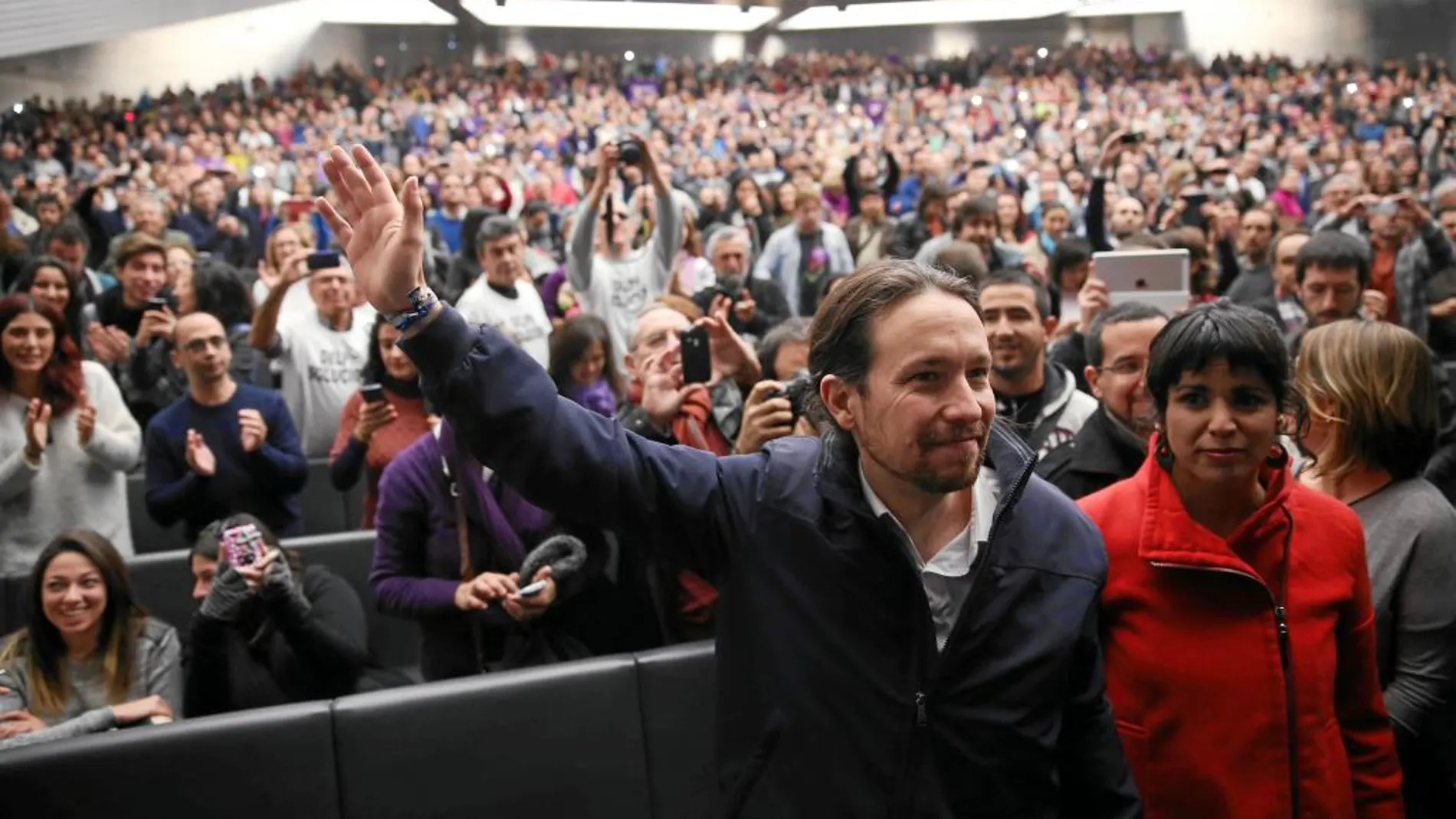 Pablo Iglesias y Teresa Rodríguez, en su primer mitin en el Palacio de Exposiciones y Congresos de Sevilla