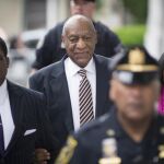 El cómico estadounidense Bill Cosby (c) lega a la corte de Norristown, donde se enfrenta a su primer juicio por abusos sexuales