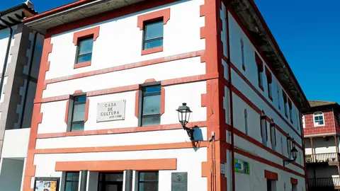 El pueblo de Ampuero hizo un homenaje con una placa en 2017 al entonces candidato a presidir México