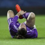Gareth Bale se queja de su pierna tras la lesión sufrida ante el Sporting de Portugal.