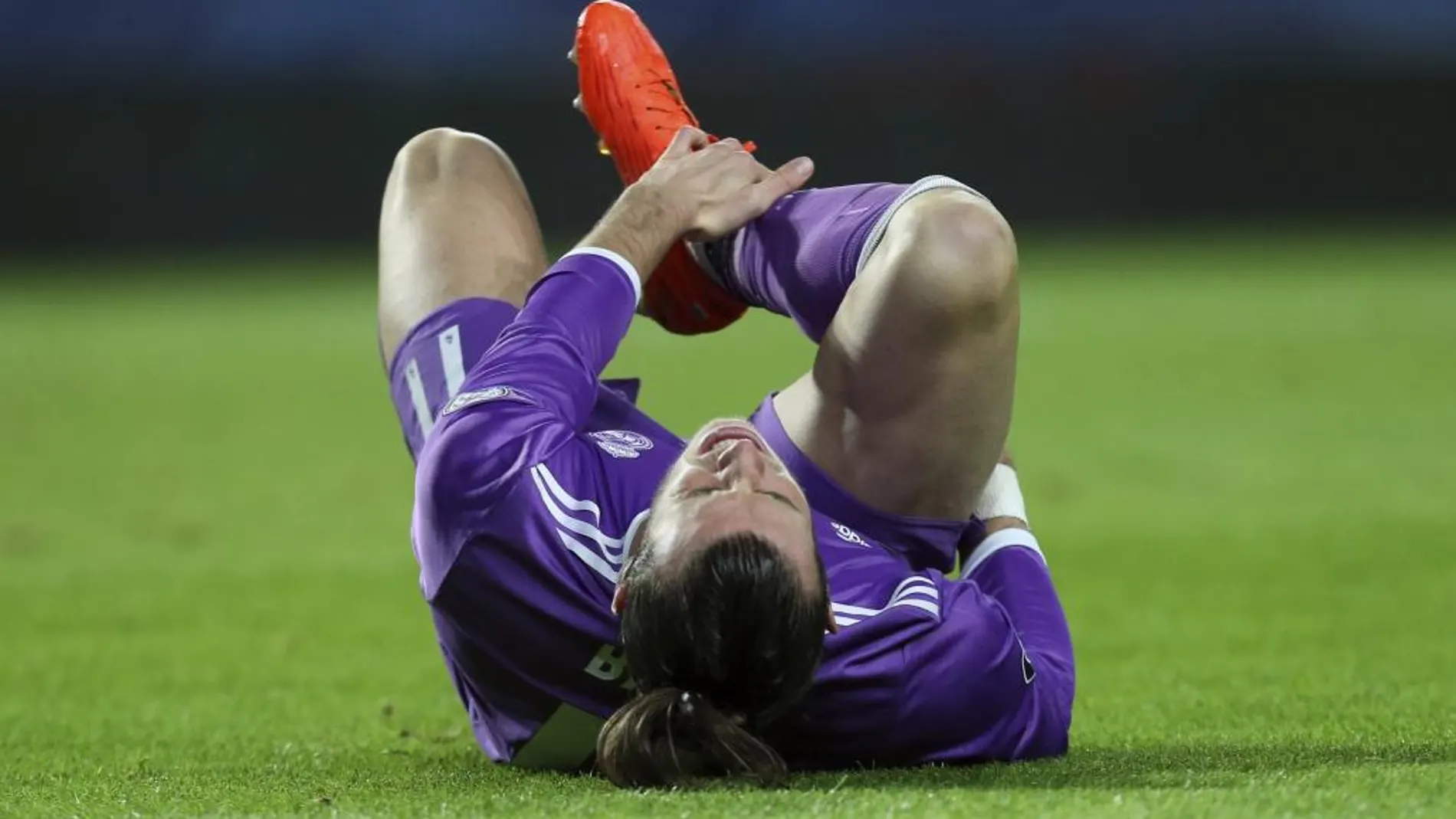 Gareth Bale se queja de su pierna tras la lesión sufrida ante el Sporting de Portugal.