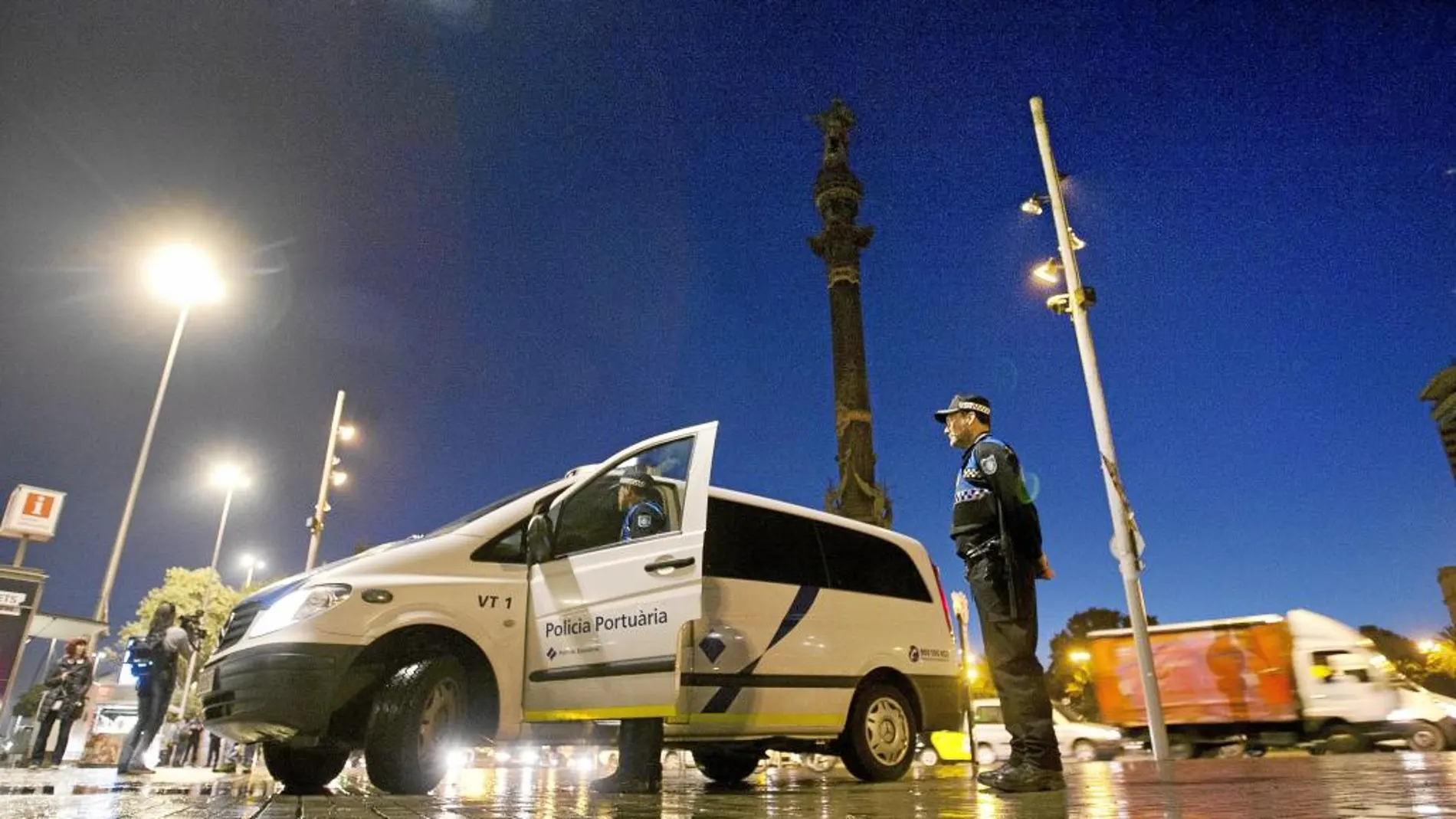 El dispositivo que dio comienzo el lunes por los Mossos, la Guardia Urbana y la Policía Portuaria se mantiene