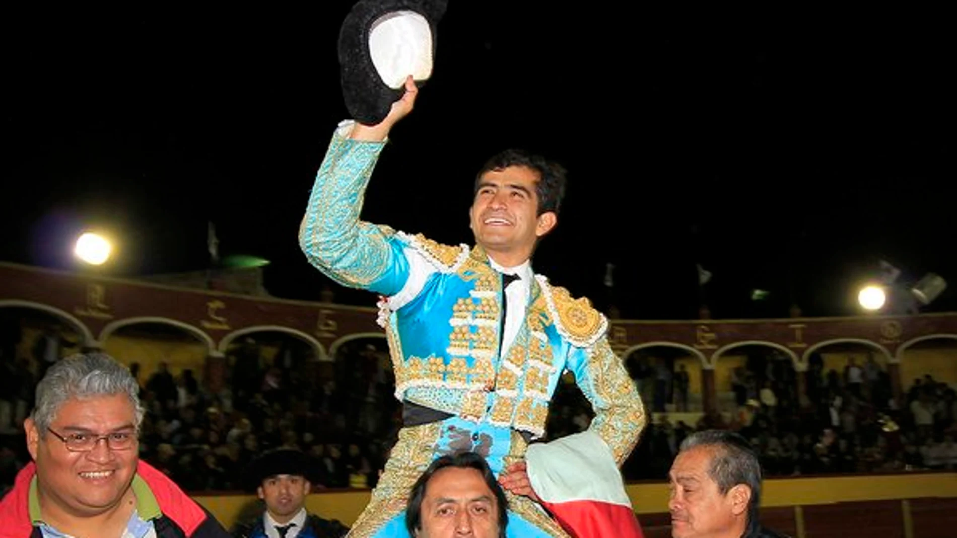 El mexicano sale a hombros de la plaza de toros de Tlaxcala