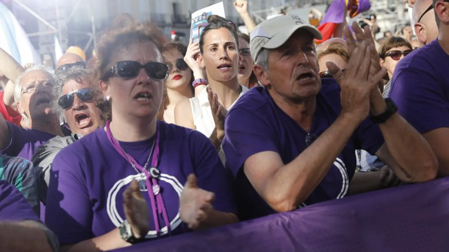 Cientos de personas participan en la Puerta del Sol de Madrid en la concentración convocada por Podemos