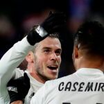 Casemiro celebra con Gareth Bale el segundo gol del Real Madrid. REUTERS/David W Cerny
