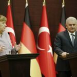 El primer ministro turco, Binali Yildirim (d) y la canciller alemana, Angela Merkel (i) durante la rueda de prensa tras su reunión en Ankara, Turquía
