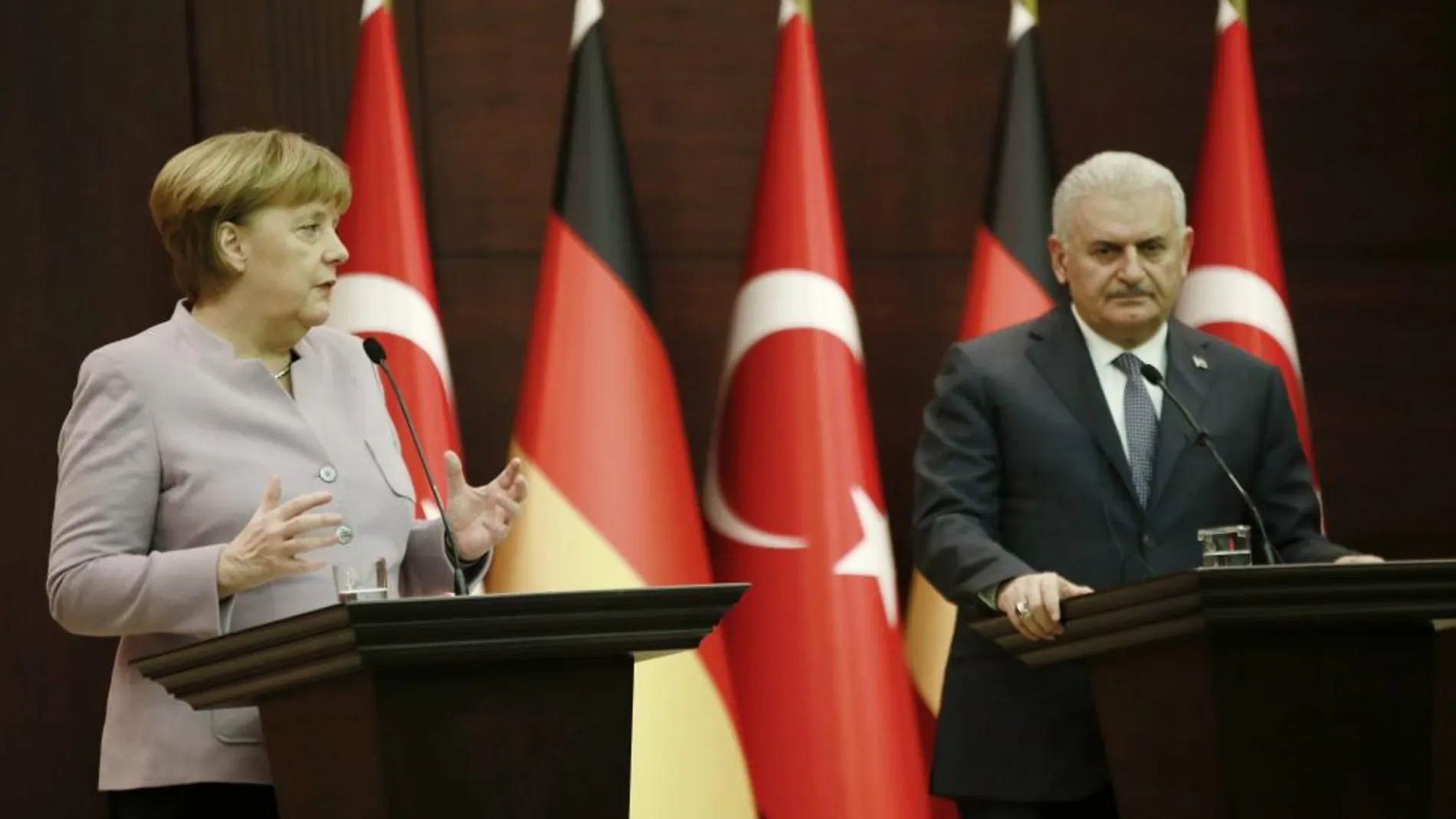 El primer ministro turco, Binali Yildirim (d) y la canciller alemana, Angela Merkel (i) durante la rueda de prensa tras su reunión en Ankara, Turquía