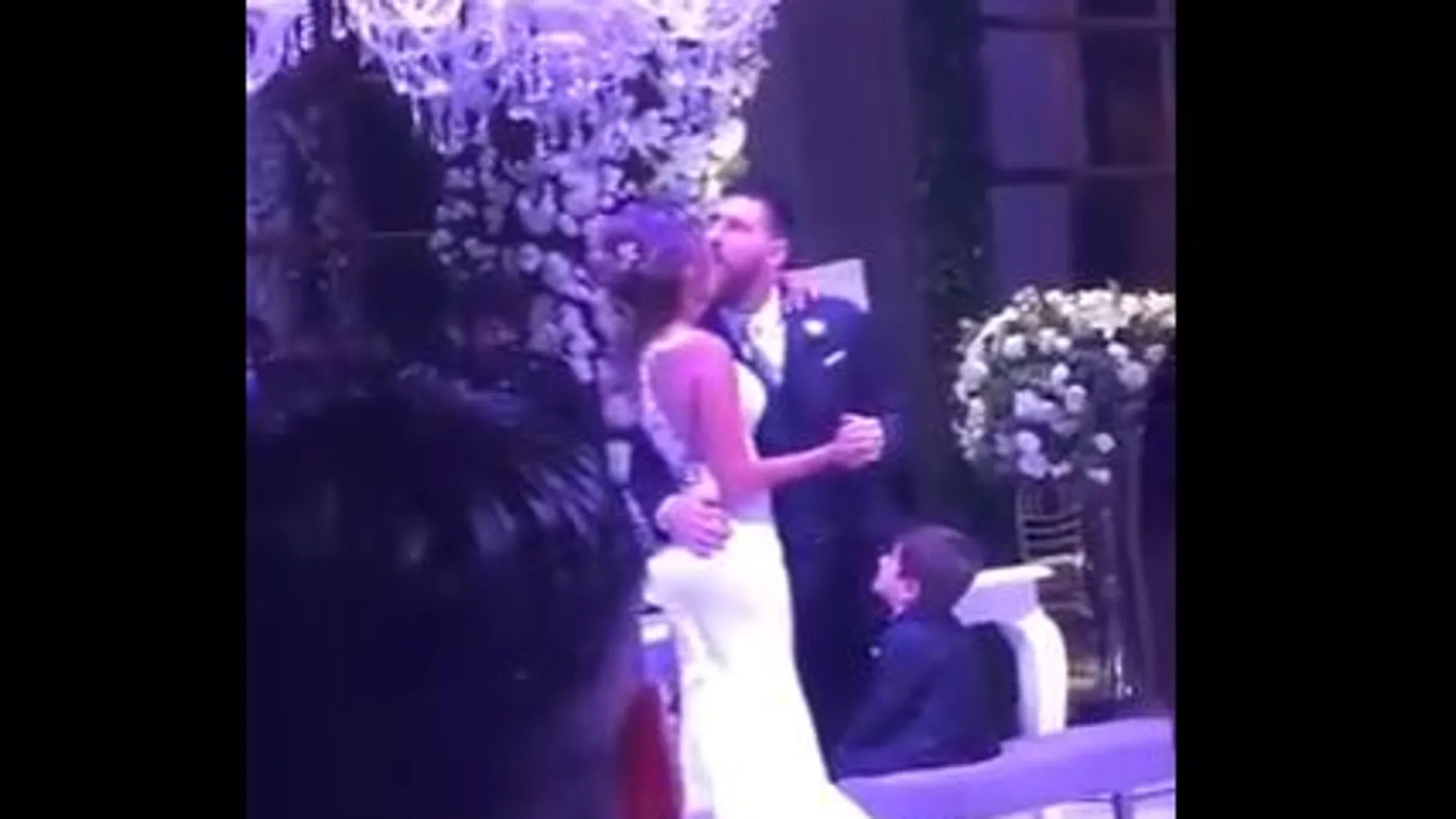 Momento del primer beso de la pareja como matrimonio