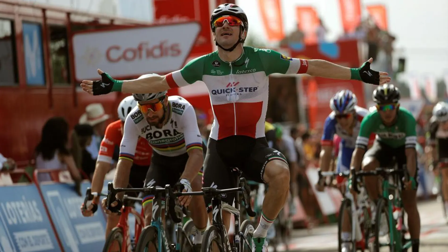 El italiano Elia Viviani se ha impuesto este martes en la décima etapa de la Vuelta a España disputada entre Salamanca y Bermillo de Sayago (Zamora) sobre de 177 kilómetros / Efe
