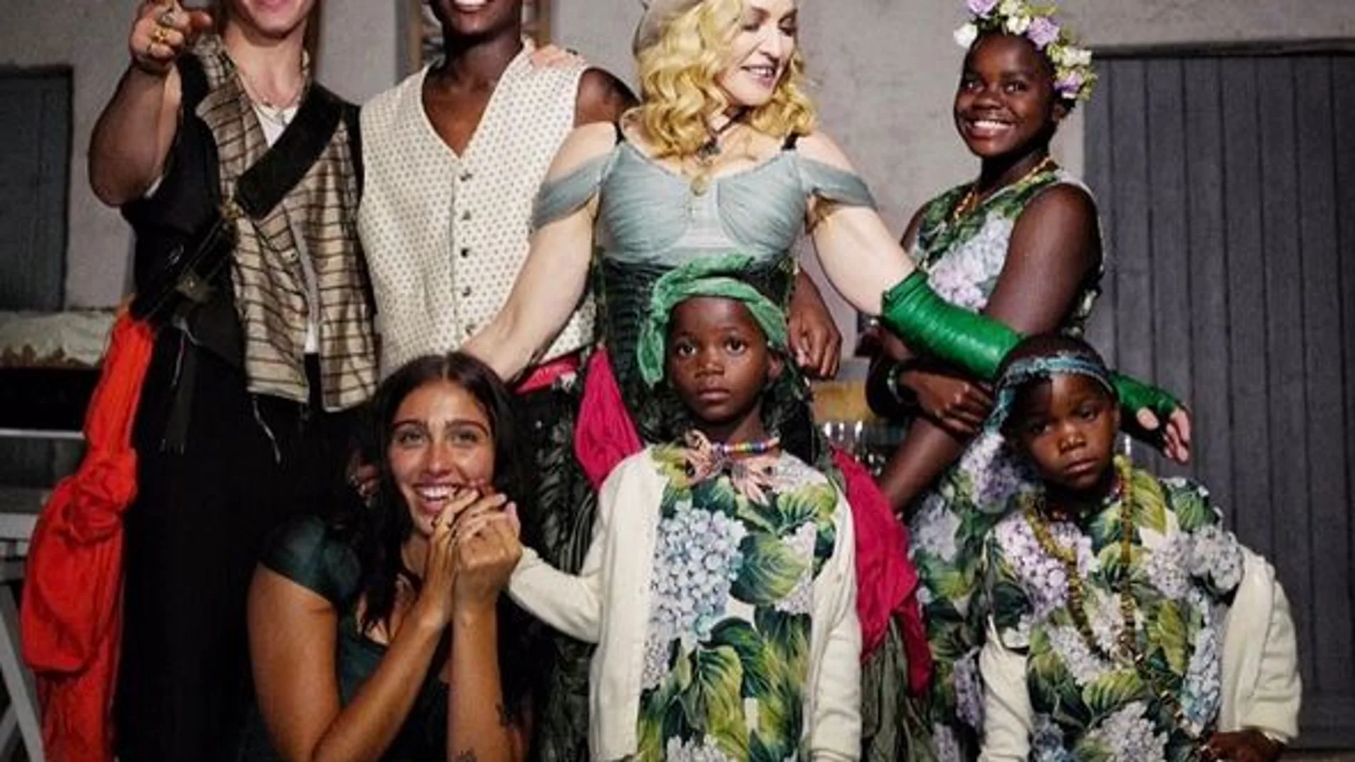 Madonna junto a sus hijos