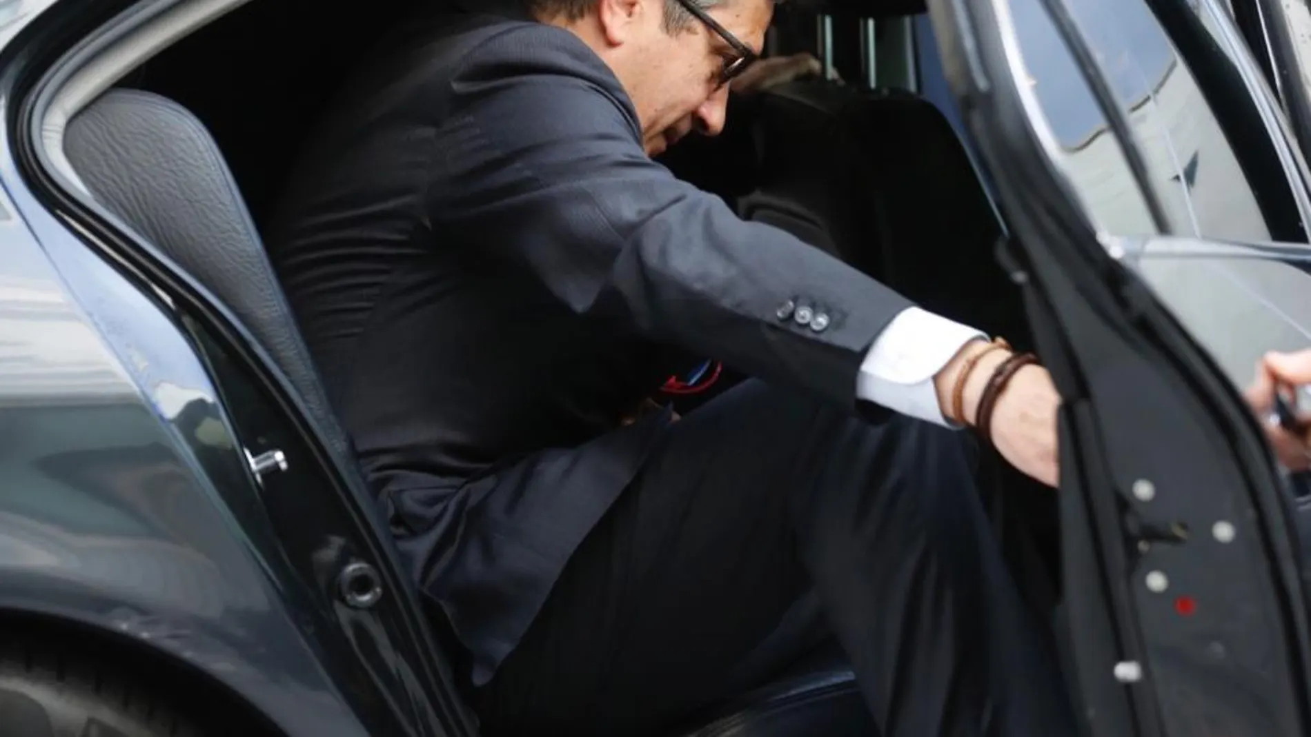 El ex presidente del Congreso y ex lendakari Patxi López en su coche oficial