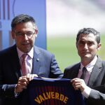 El presidente del FC Barcelona junto a su nuevo entrenador, Ernesto Valverde.