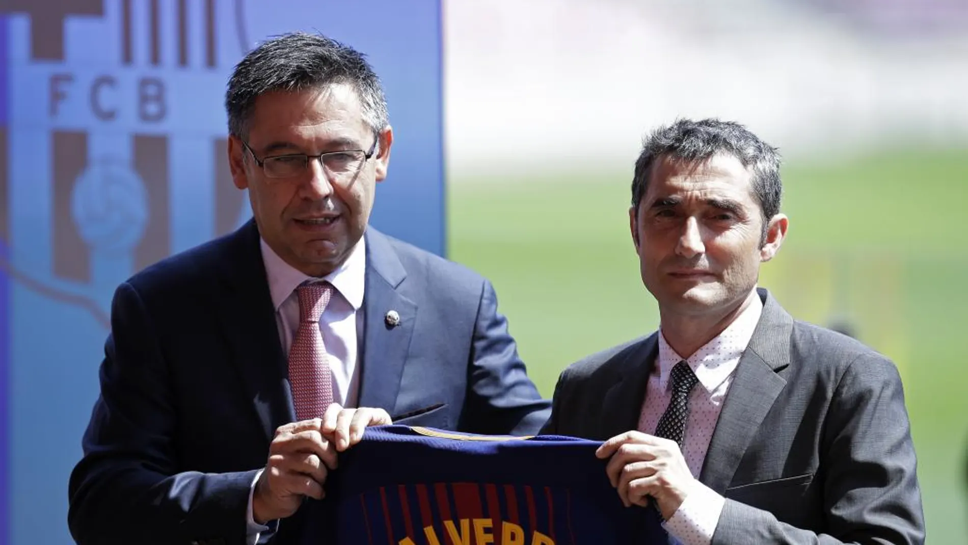 El presidente del FC Barcelona junto a su nuevo entrenador, Ernesto Valverde.