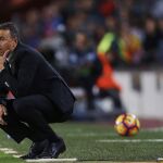 El entrenador del FC Barcelona, Luis Enrique, se lamenta tras fallar una ocasión de gol frente al Málaga CF