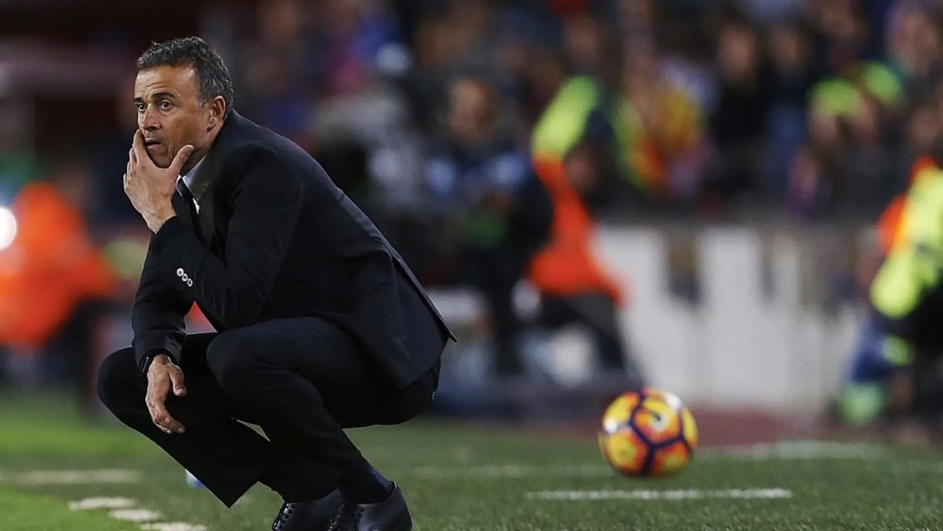 El entrenador del FC Barcelona, Luis Enrique, se lamenta tras fallar una ocasión de gol frente al Málaga CF