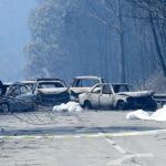 Varias víctimas junto a los coches calcinados por el fuego