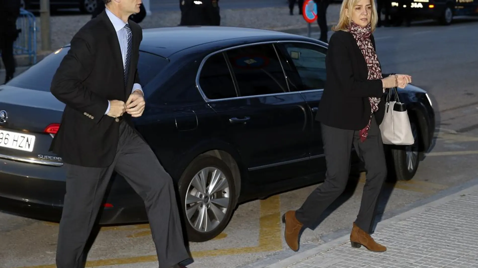 La infanta Cristina y su marido, Iñaki Urdangarín, a su llegada al edificio de la Escuela Balear de la Administración Pública de Palma.