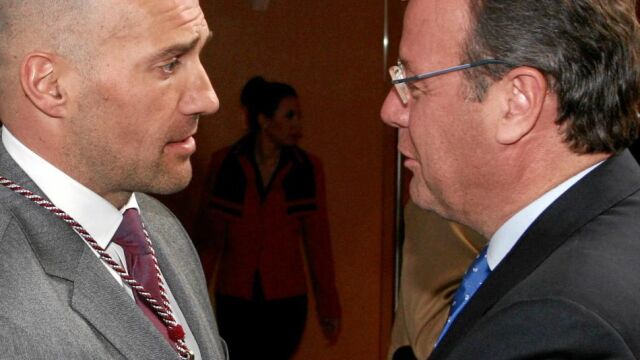 El consejero de Fomento y Medio Ambiente, Antonio Silván, escucha al leonés Manuel Martínez, Premio del Deporte.