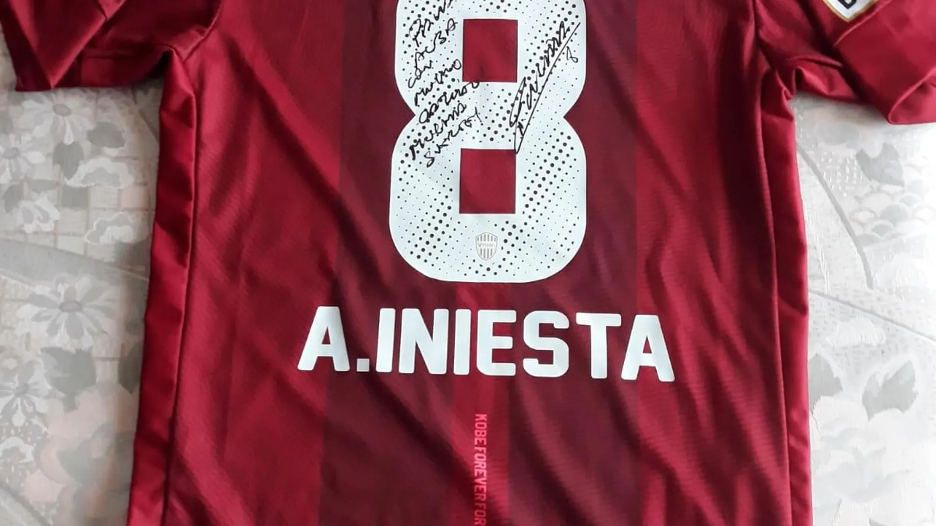 La camiseta enviada por Iniesta