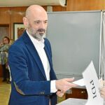 Joaquín Goyache deposita ayer su voto para las elecciones en la Complutense en la Facultad de Veterinaria, donde ejerce como catedrático. Foto: Twitter
