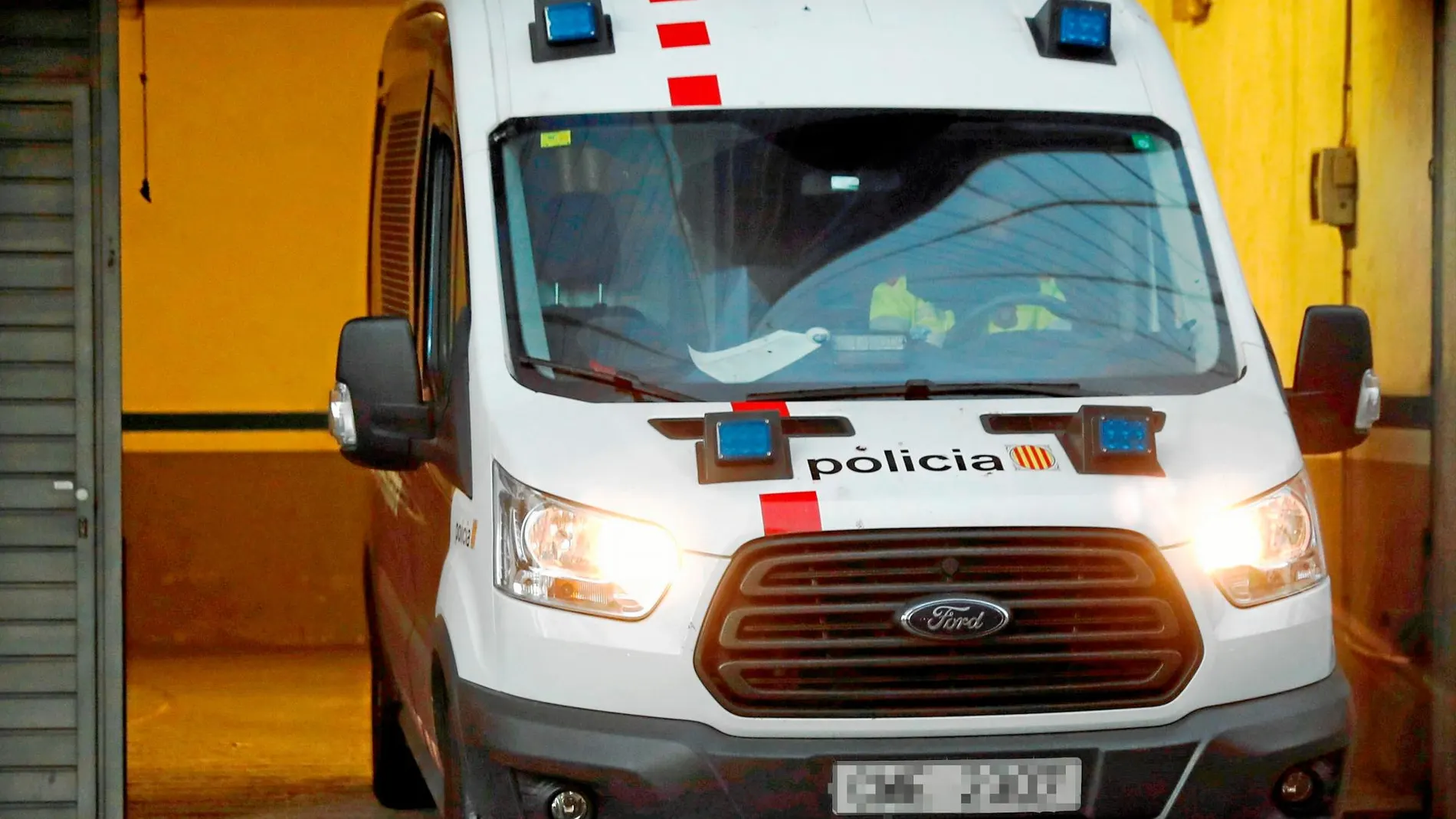 En la imagen, la furgoneta de los Mossos d'Esquadra que trasladó a los detenidos desde sus dependencias hasta el juzgado