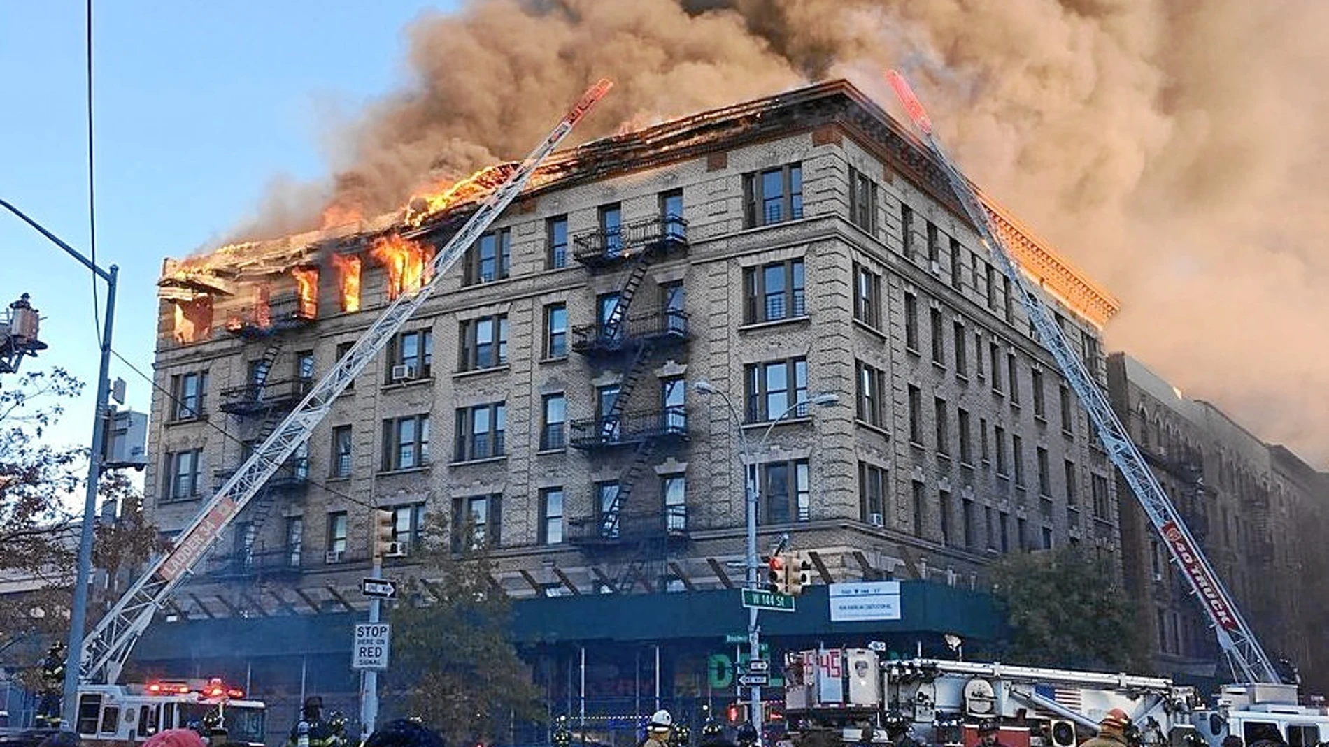 Más de 100 bomberos acudieron a la vivienda en llamas
