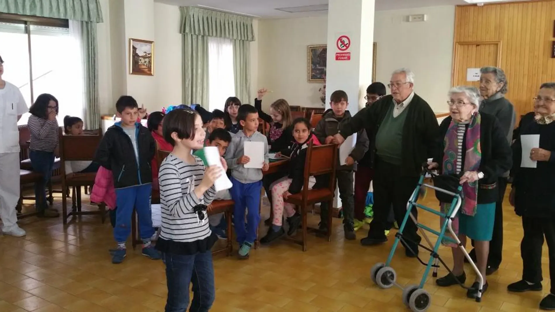 Alumnos del CEIP Diego Laínez de Almazán realizan un actividad intergeneracional cen la residencia de ancianos de este municipio soriano