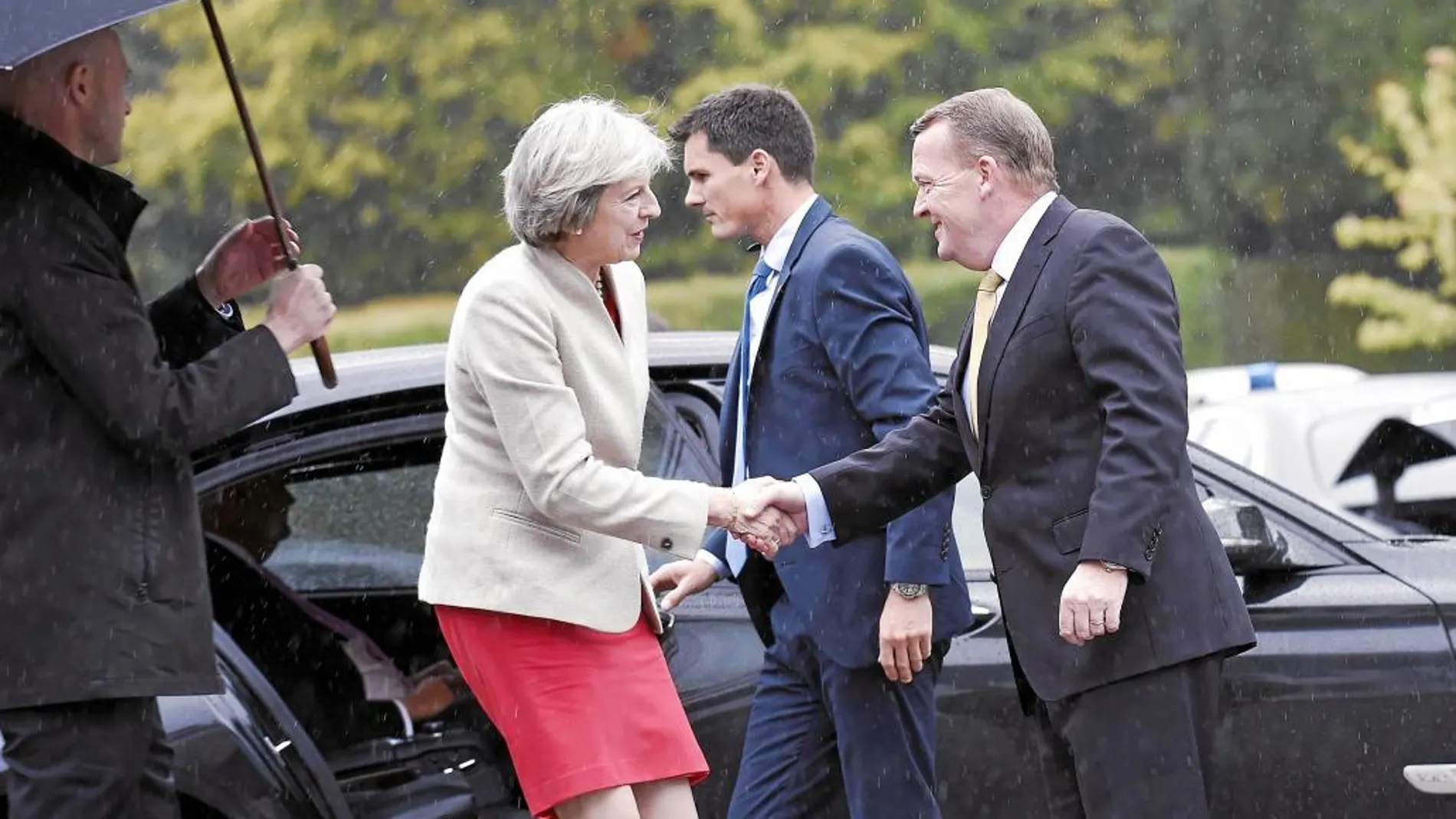 Theresa May saluda al primer ministro danés, Lars Lokke Rasmussen, ayer, a las afueras de Copenhague