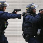 Policías participan en una operación antiterrorista en Saint Denis cerca de París, ayer