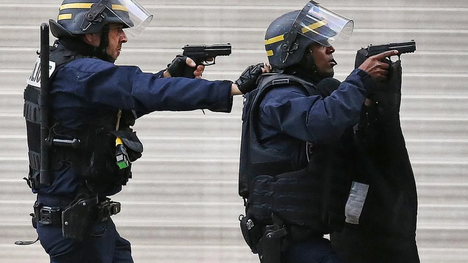 Policías participan en una operación antiterrorista en Saint Denis cerca de París, ayer