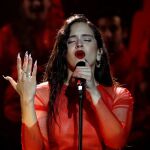 Rosalía durante una actuación