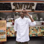 El cocinero y cheff del evento Food Tour Itinerante "Plate Selector Food Tour", Johann Wald, posa ante una de las caravanas itinerantes de comida callejera