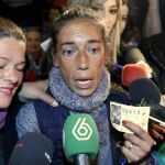 Los medios de comunicación rodean a una señora que creía que le había tocado el cuarto premio del Sorteo Extraordinario de Navidad que se celebra en el Teatro Real de Madrid, pero se había equivocado