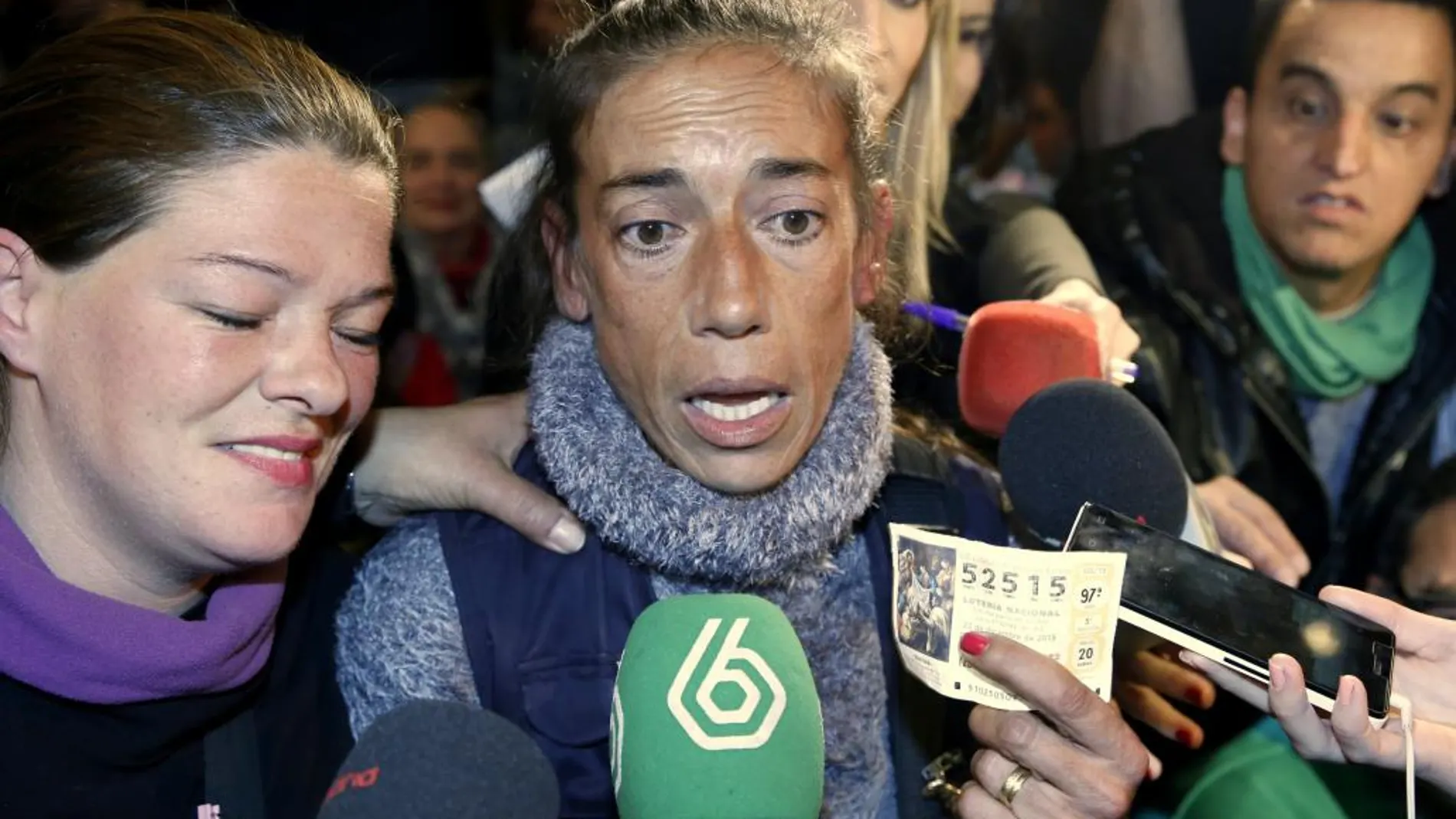 Los medios de comunicación rodean a una señora que creía que le había tocado el cuarto premio del Sorteo Extraordinario de Navidad que se celebra en el Teatro Real de Madrid, pero se había equivocado