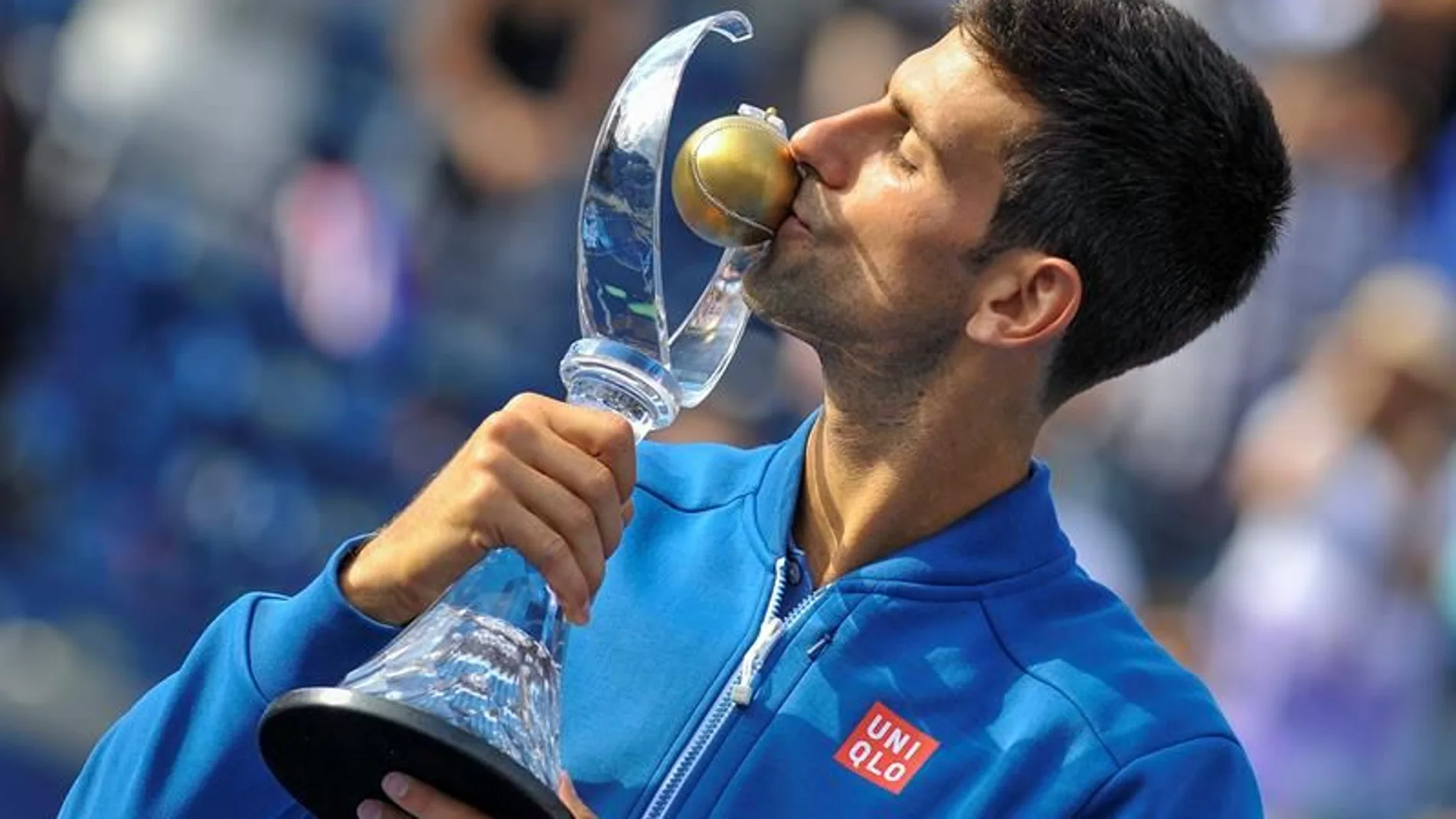 Novak Djokovic besa el trofeo del torneo de Toronto