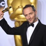 Emmanuel Lubezki posa con el Oscar a la Mejor Fotografía