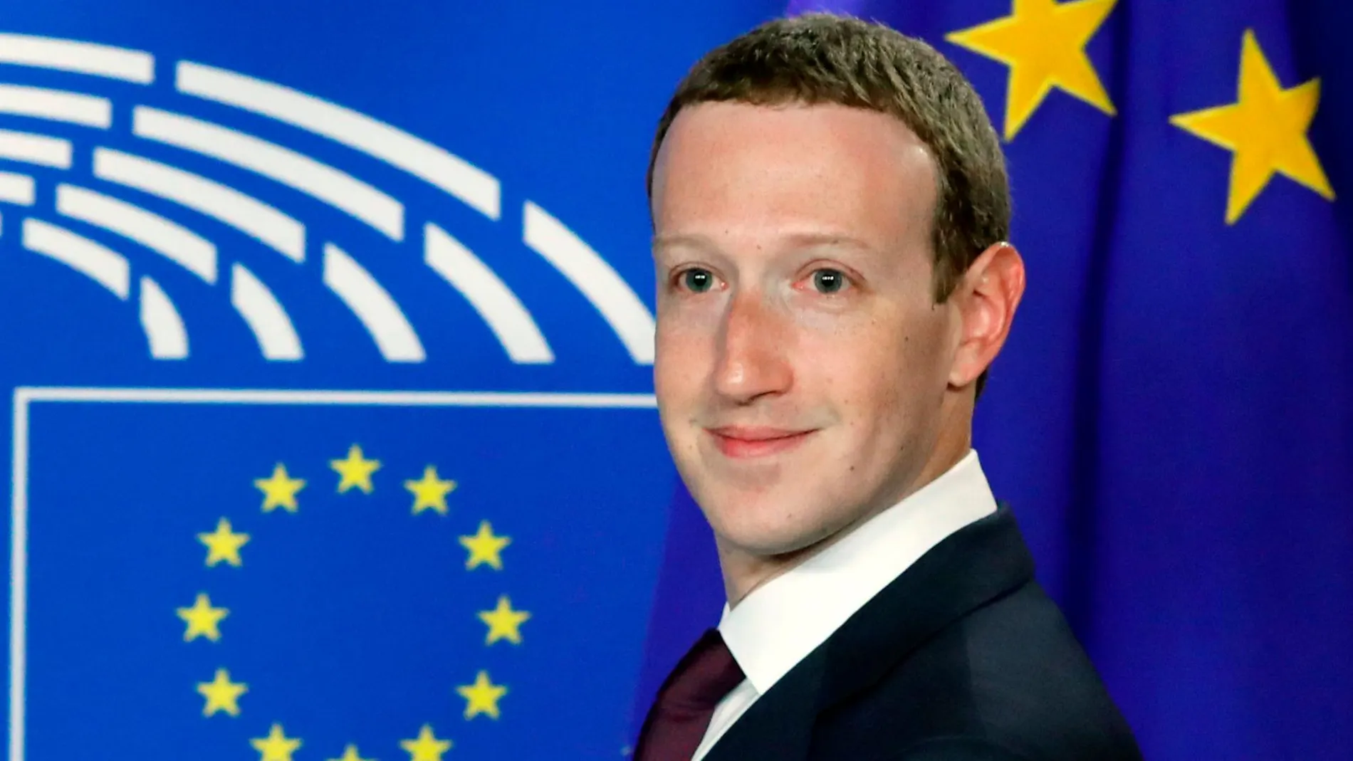Mark Zuckemberg, CEO de Facebook, en una imagen tomada en el Parlamento Europeo para dar explicaciones sobre la política de privacidad de su empresa, Facebook