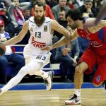 El jugador del Real Madrid Sergio Rodríguez lucha por el balón con Milos Teodosic (dcha), del CSKA Moscú, durante el partido de Euroliga